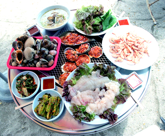 [맛따라 신앙따라] (73) 숯불 조개구이 ‘바다의 별’