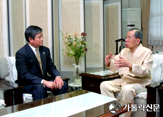 이한동 전 국무총리, 김성재 신임 문광부장관 등  김추기경 예방