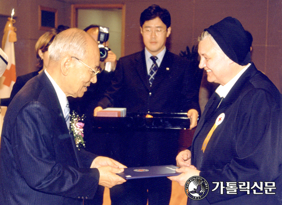 안재인 수녀 ‘적십자 인도장 금장’ 수상