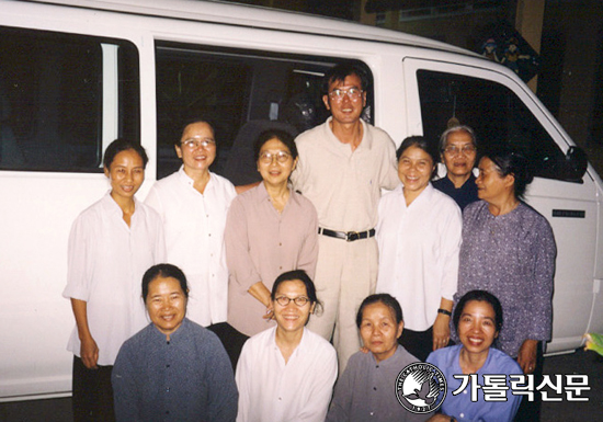 박기주 신부, 베트남 수도회에 승합차 전달