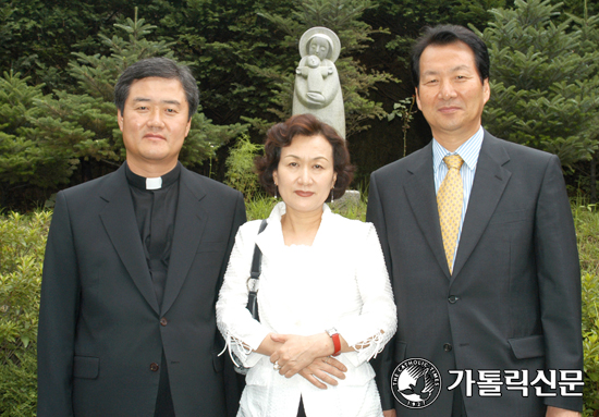 제19대 ME 한국협의회 새 대표팀 장무웅-김정희씨 부부와 김종수 신부