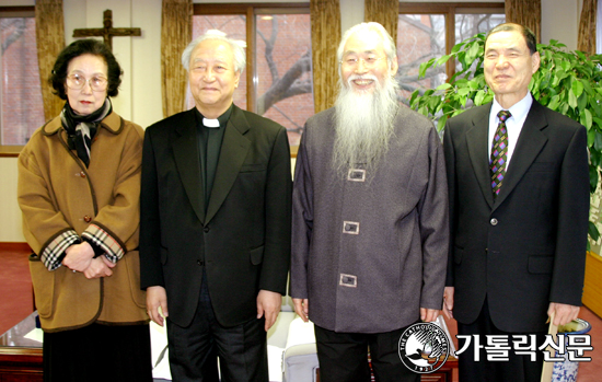 정진석 대주교, 이순희 할머니께 감사패 전달