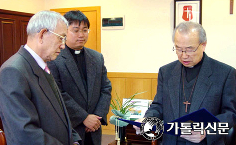 이한택 주교, 정운서씨에 감사패 전달