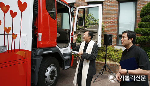 부산교구 로사리오 카리타스, 무료 급식용 이동 밥차 축복