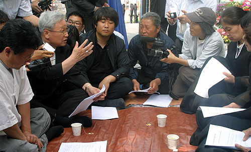 김운회 주교, 용산 참사 현장 사목 방문