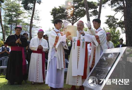 [103위 시성 25주년 기념] 한국 순교자 103위 시성 기념 표석 축복식