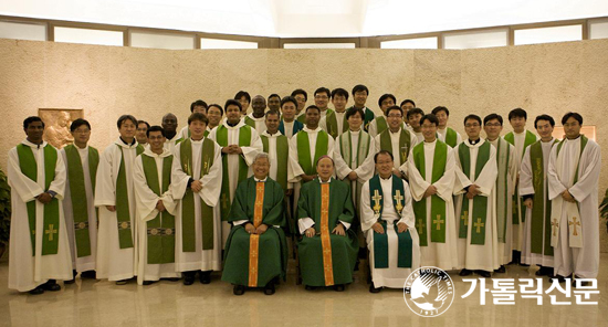 주한 교황대사·유흥식 주교, 로마 한인신학원 방문