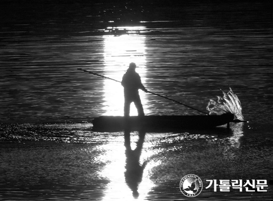 [포토 포커스] 고단한 등 뒤에 피어나는 빛