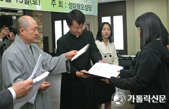 수원교구 분당성마태오본당, 장학금 전달