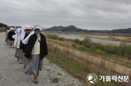 [르포] 한국 베네딕도회 수도자 낙동강 도보 순례 동행