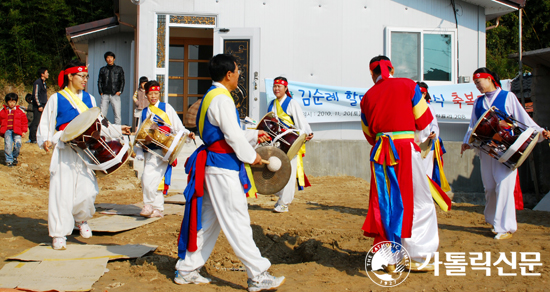 ‘사랑 짓는 요십이’ 13번째 새집 축복