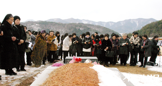 [커버스토리] 다시 시작하는 이태석 : 추모열기 한가운데서