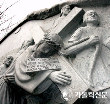 [포토 포커스] 십자가 지고 가시는 주님
