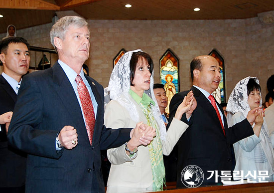 샤프 한미연합군사령관, 국군중앙성당서 부활미사 봉헌