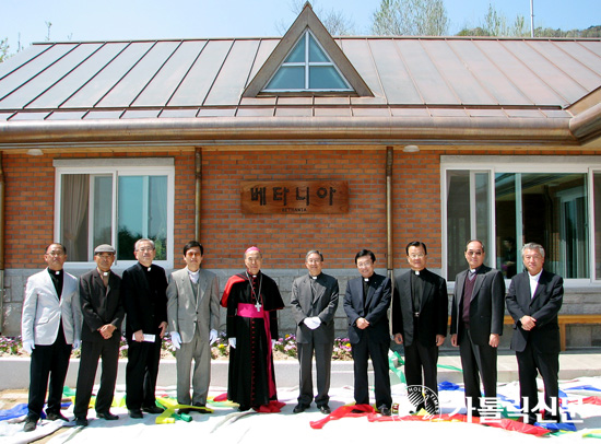 전 광주대교구장 최창무 대주교 새 주교관 축복