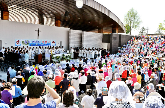 솔뫼성지, 야외공연장 ‘아레나’ 축복미사