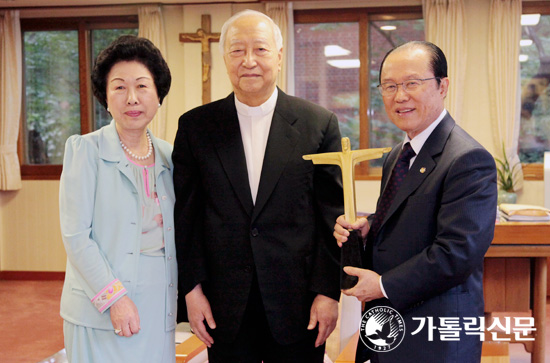 정진석 추기경, 국제병원연맹 회장 선출된 김광태 이사장 부부 예방 받아