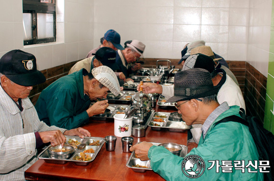 부산 서대신본당 무료급식소 ‘사랑방’ … 21년째 식사 제공