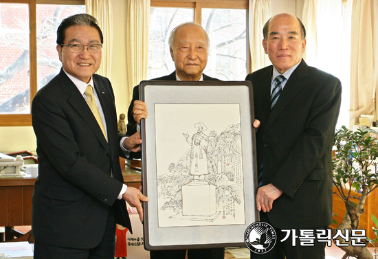 서울대교구장 정진석 추기경, 마카오 김대건 신부 동상 기록화 기증 받아