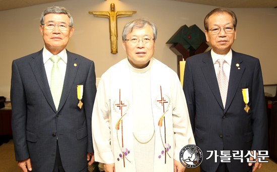 교황에게 ‘십자가 훈장’ 받은 최철수·류덕희 회장 