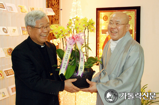 예수 성탄 대축일 맞아 불교계 축하 인사 / 대전교구장 유흥식 주교, 장도정 스님 일행과 환담