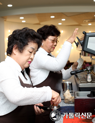 [행복한 노년] 경기도 시흥시 노인종합복지관 실버카페 ‘다정’ 