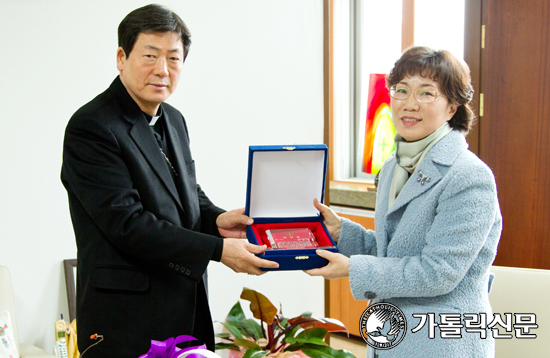 대구대교구장 조환길 대주교, 이웃사랑 실천한 이규원·정유주씨 부부에 감사패