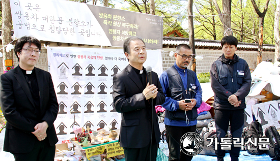 주교회의 정평위 위원장 이용훈 주교, 대한문 ‘쌍용차 노동자 분향소’ 방문