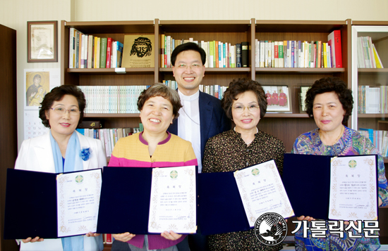 광주대교구 첫 성지완주자, 옥현진 주교 축복장 받아