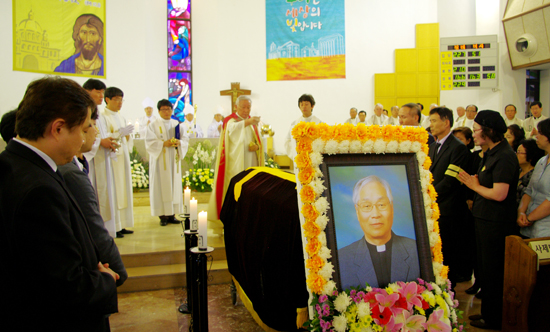 [위령기도를] 광주대교구 김충호 신부