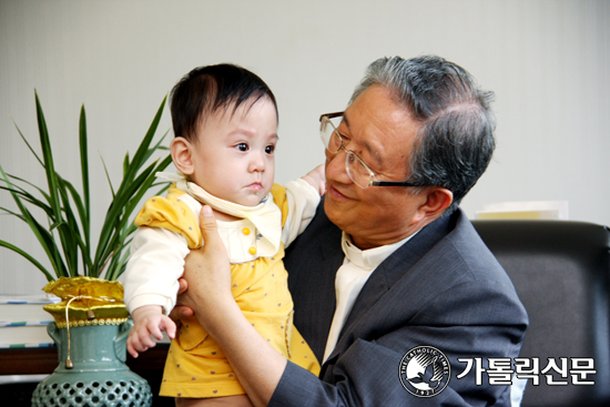 김희중 대주교, 교구 사회복지회가 후원한 베트남 아기 첫돌 축하