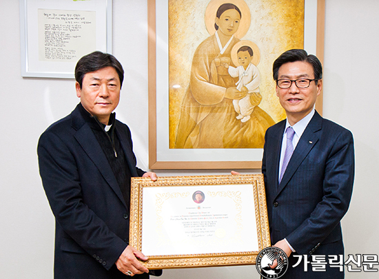 대구대교구장 조환길 대주교, 하춘수 대구은행장에 ‘교구장 축복장’