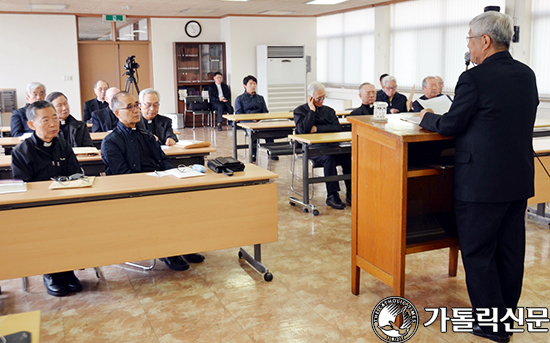 유흥식 주교, ‘원로사목자와 만남’ 개최