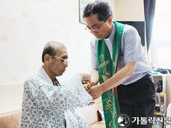 수원교구 윤종대 신부, 간암 투병 박종만 신부 찾아 선종 전까지 매일 미사