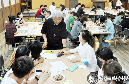 유흥식 주교, 대전 대학학보사 회원 만남