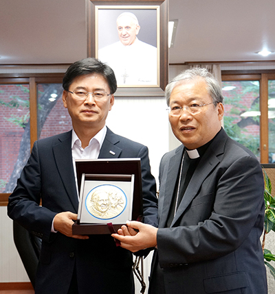 한국조폐공사, 서울대교구에 ‘교황 방한 기념메달’ 전달