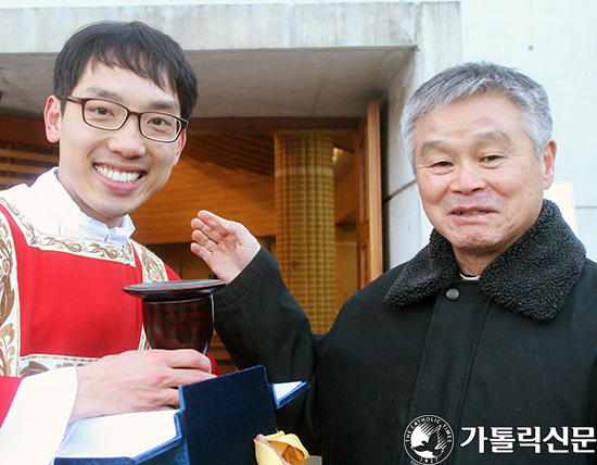 원주교구 김태원 신부, “꼭 사제 되어라” 노사제 염원 담아 성구 제작·선물