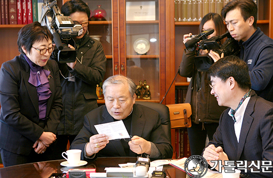 염수정 추기경, ‘크리스마스 씰’ 전달 받아