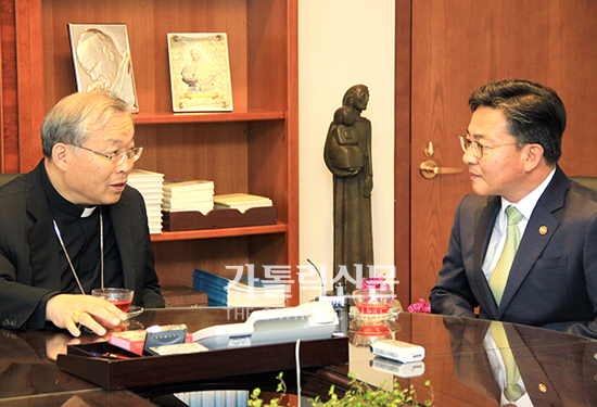 홍용표 신임 통일부 장관, 염 추기경 예방