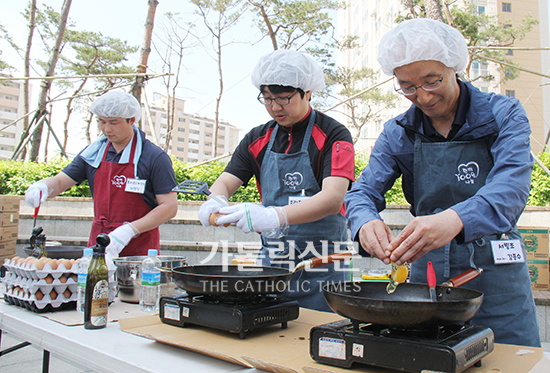 지역 어르신 점심 위해 앞치마 두른 신부들