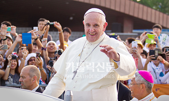 [교황 방한 1주년 화보] 숨가쁜 일정에도 미소 지으셨던 프란치스코 교황