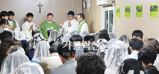 문희종 주교 첫 일정은 ‘세월호 가족 위로’