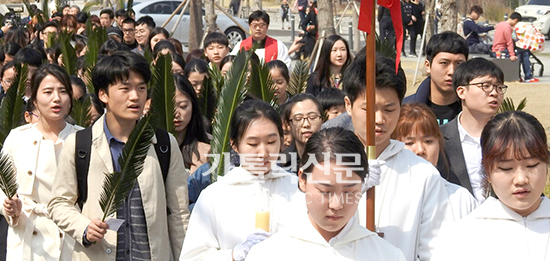 청년들 종려가지 들고 홍대 거리를 걷다