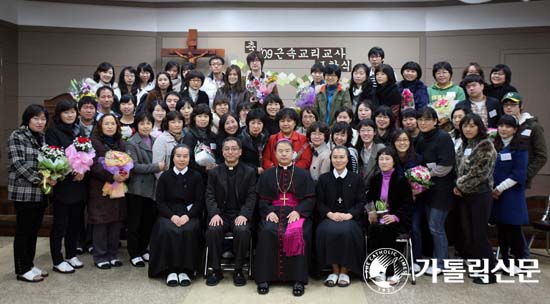 2009 근속교리교사 표창패 수여미사… 한요셉씨 수원교구장 축복장 수상