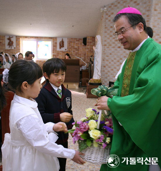 수원교구장 이용훈 주교, 신설본당 공동체 방문해 신자들 격려