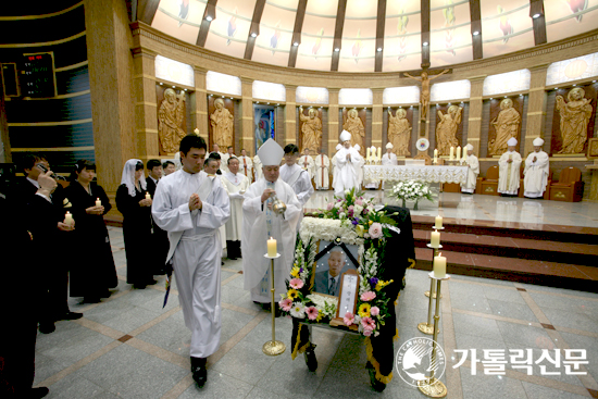 수원교구장 이용훈 주교 부친 장례미사