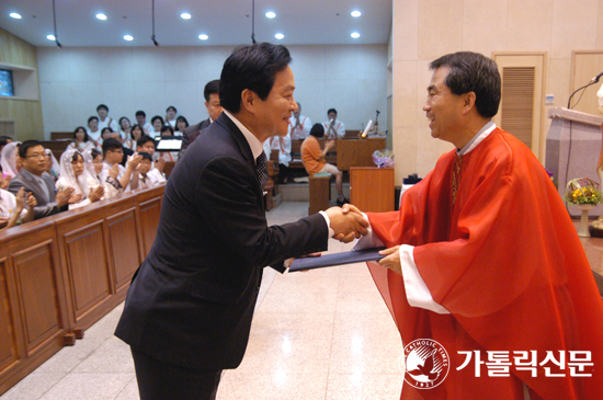 수원교구 안양대리구장, 매곡본당서 견진성사·사목방문