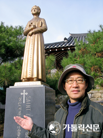 엄종환씨, 태풍으로 손상된 수원교구 하우현본당 서루도비꼬 성인상 복원