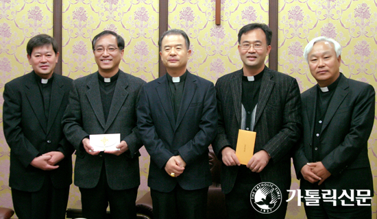 수원교구장 이용훈 주교, 한국가톨릭학술상 상금 교구 청소년국·사회복음화국에 전달