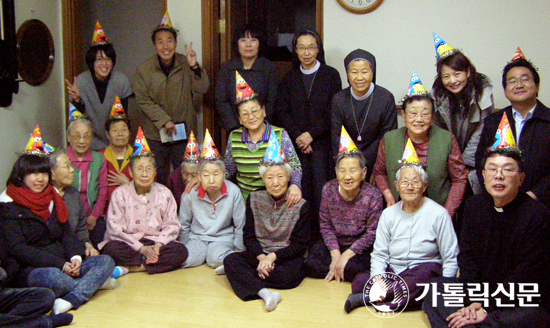 [크리스마스의  아름다운 기적] 죽 먹으며 모은 뜨거운 사랑